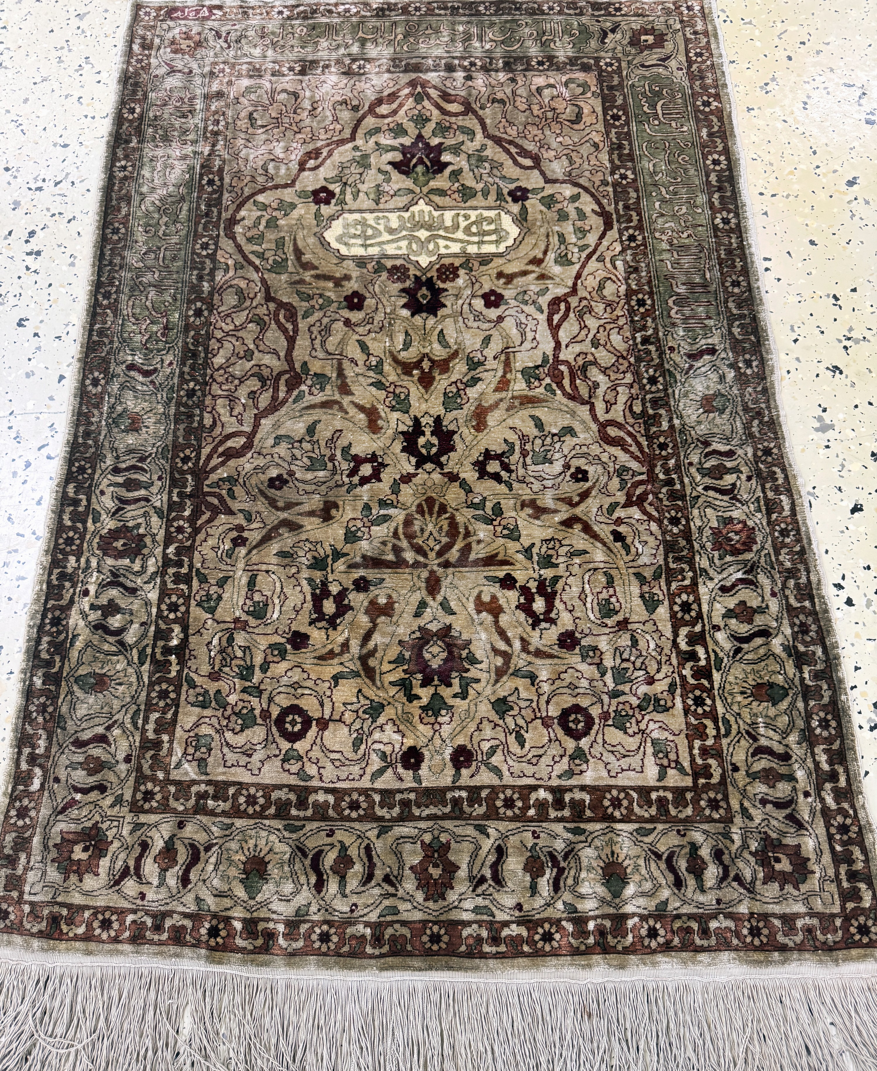 Detail e: Hereke Seide fein signiert, Türkei, Mitte 20.Jhd, reine Naturseide, ca. 92 x 61 cm, ca. 1,0 Mio. Kn/qm, Reinigungsbedürftig, EHZ: 2