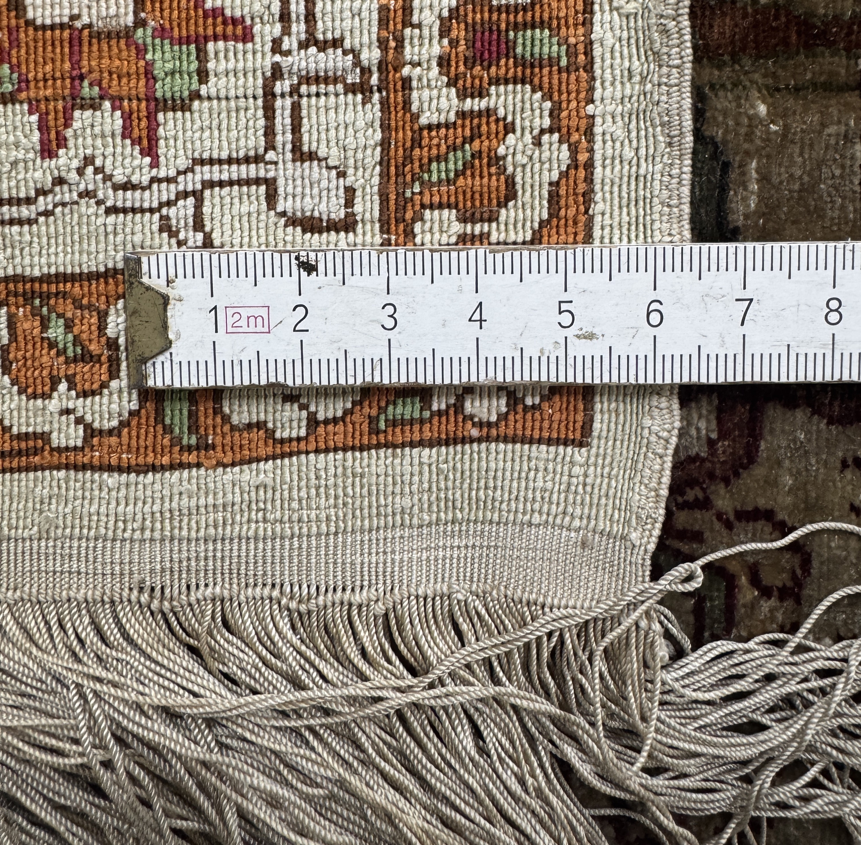Detail f: Hereke Seide fein signiert, Türkei, Mitte 20.Jhd, reine Naturseide, ca. 92 x 61 cm, ca. 1,0 Mio. Kn/qm, Reinigungsbedürftig, EHZ: 2