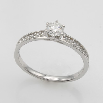 27049106a - Ring mit Brillanten, WG 585/000, Solitär in Krappenfassung ca. 0.40 ct u. Besatzbrill. ...