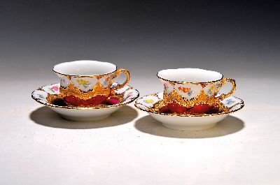 Image Zwei Mokkatassen mit Untertassen, Meissen, 2.H.20.Jh., B-Form, purpurroter Fond, bemalt ...