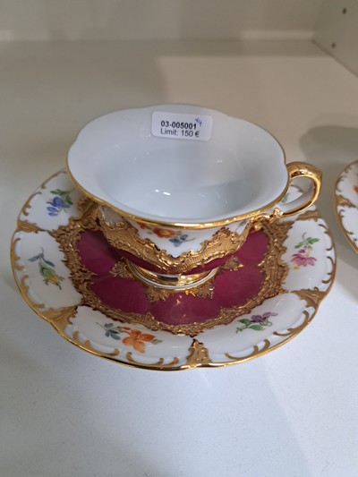 27049109a - Zwei Mokkatassen mit Untertassen, Meissen, 2.H.20.Jh., B-Form, purpurroter Fond, bemalt ...