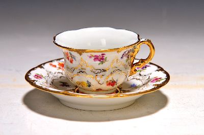 Image Mokkatasse mit Untertasse, Meissen, 2.H.20.Jh., B-Form, bemalt im Dekor gestreute ...