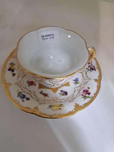 27049110a - Mokkatasse mit Untertasse, Meissen, 2.H.20.Jh., B-Form, bemalt im Dekor gestreute ...