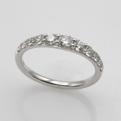 27049111a - Ring mit Brillanten, WG 585/000, 11 Brill. im Verlauf zus. ca. 0.70 ct Weiß/si, RW ca. ...