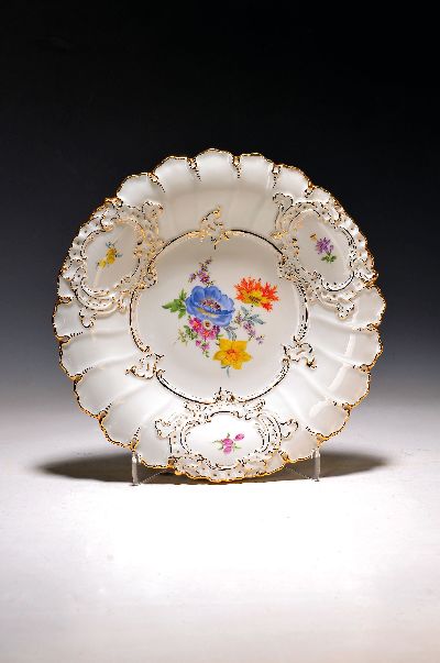 Image Prunkschale, Meissen, 2.H.20.Jh., bunte Blumenmalerei, Goldstaffage, D.ca. 30cm, 2. Wahl