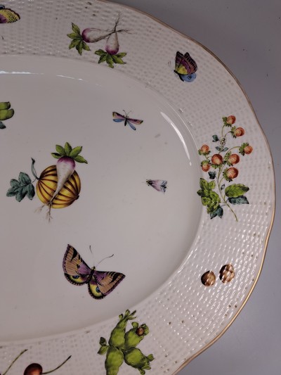 27049121c - Große Anbietplatte, Tata, Ungarn, Eugen Farkashazi-Fischer, um 1890, Porzellan, Fahne ...