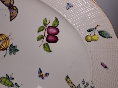 27049121f - Große Anbietplatte, Tata, Ungarn, Eugen Farkashazi-Fischer, um 1890, Porzellan, Fahne ...