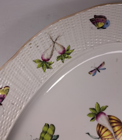 27049121g - Große Anbietplatte, Tata, Ungarn, Eugen Farkashazi-Fischer, um 1890, Porzellan, Fahne ...