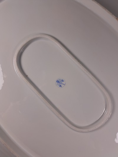 27049121h - Große Anbietplatte, Tata, Ungarn, Eugen Farkashazi-Fischer, um 1890, Porzellan, Fahne ...