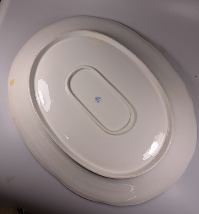 27049121i - Große Anbietplatte, Tata, Ungarn, Eugen Farkashazi-Fischer, um 1890, Porzellan, Fahne ...