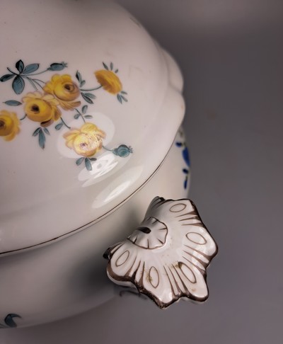 27049128c - Große Deckelterrine, Tata, Ungarn, Eugen Farkashazi-Fischer, um 1890, Porzellan, ...