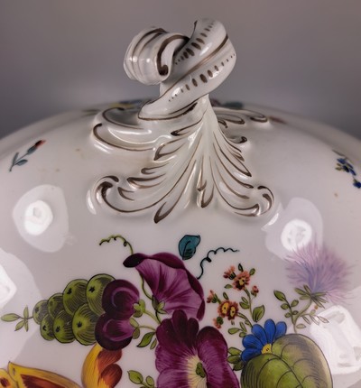 27049128e - Große Deckelterrine, Tata, Ungarn, Eugen Farkashazi-Fischer, um 1890, Porzellan, ...