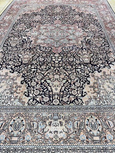 27049130g - Kaschmir, Indien, Ende 20.Jhd, merzerisierte Baumwolle, ca. 350 x 250 cm, EHZ: 2 ...