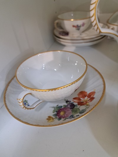 27049143e - Teeservice Royal Copenhagen, Teekanne mit 8 Tassen mit UT, polychrome ...