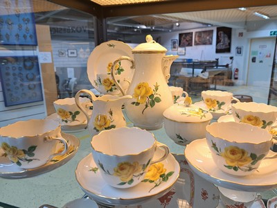 27049168d - Kaffeeservice für 8 Personen, Meissen, 20. Jh., 2 Wahl, Dekor gelbe Rose, Goldränder, ...