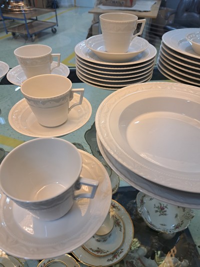 27049169c - 38 Serviceteile, KPM Berlin, 20. Jh., Modell Kurland, weiß, 8 flache Speiseteller, 6 ...