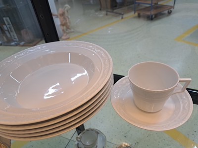 27049169d - 38 Serviceteile, KPM Berlin, 20. Jh., Modell Kurland, weiß, 8 flache Speiseteller, 6 ...