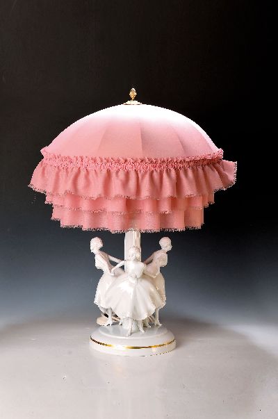 Image Tischlampe mit Porzellanfuß, Fraureuth, 920er Jahre, mit drei vollplastischen Reigen ...