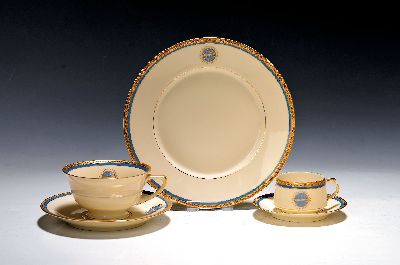 Image Kaffeegedeck und Mokkatasse aus dem Zeppelin, um 1935, Heinrich & Co., elfenbeinfarben ...