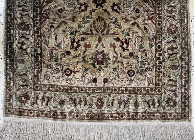 27049198b - Hereke Seide fein signiert, Türkei, Mitte 20.Jhd, reine Naturseide, ca. 92 x 61 cm, ...