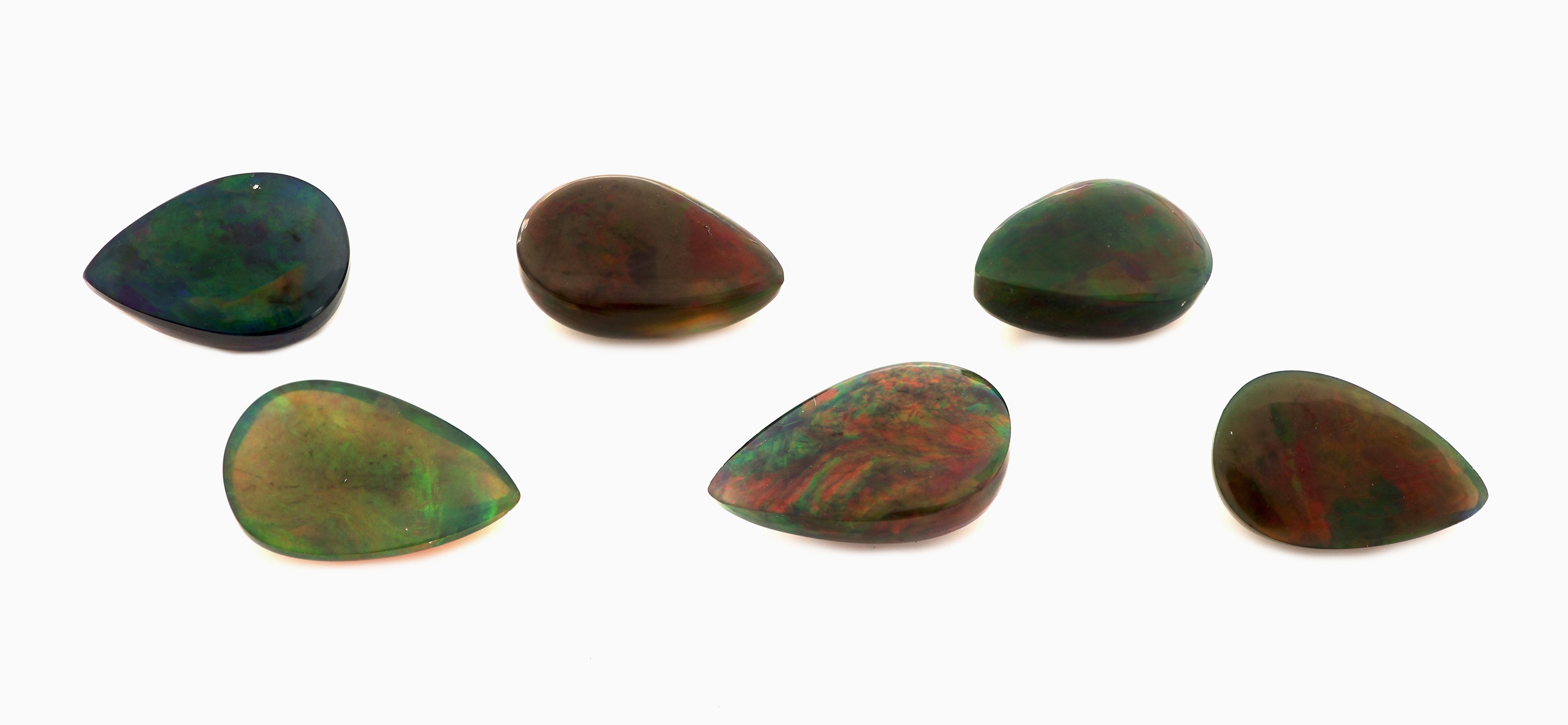 Detail a: Lot 6 lose schwarze Opale, zus. ca. 16.36 ct, tropfenf. Cabochons in versch. Größen, intensives Farbspiel