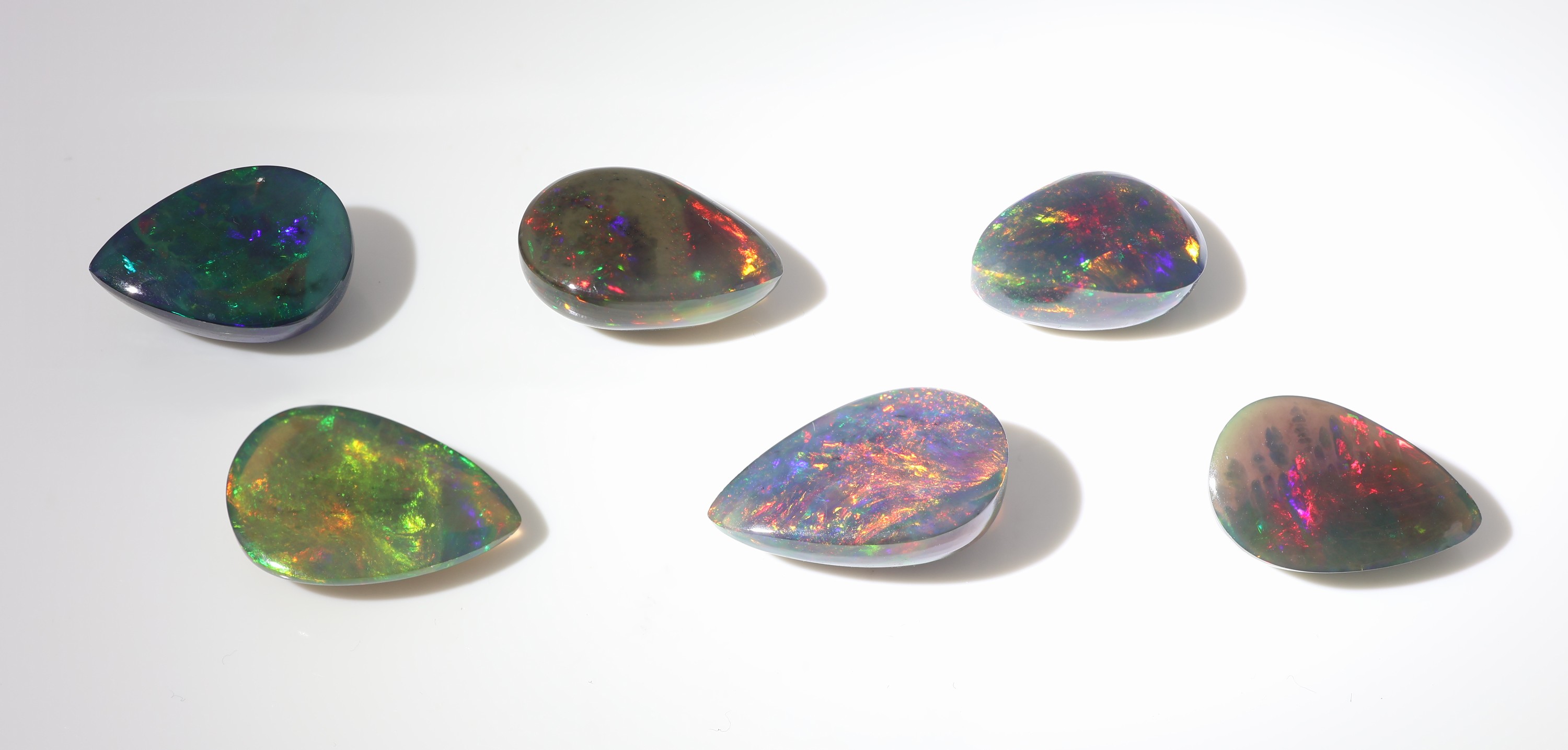 Detail c: Lot 6 lose schwarze Opale, zus. ca. 16.36 ct, tropfenf. Cabochons in versch. Größen, intensives Farbspiel