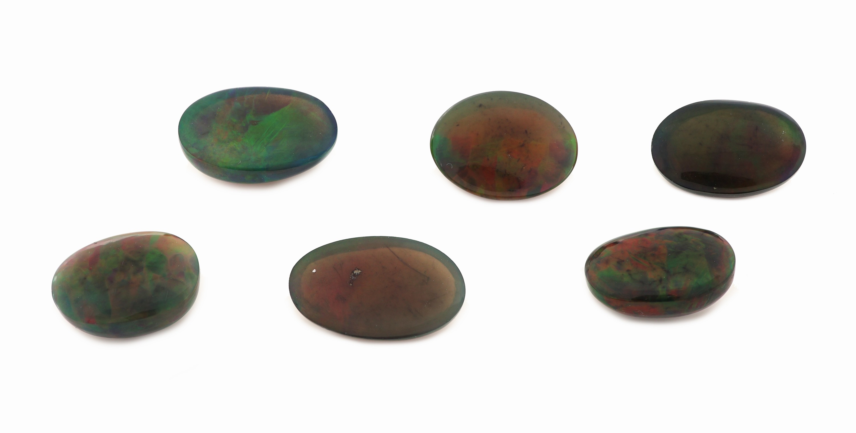 Detail a: Lot 6 lose schwarze Opale, zus. ca. 18.44 ct, ovale Cabochons in versch. Größen, intensives Farbspiel