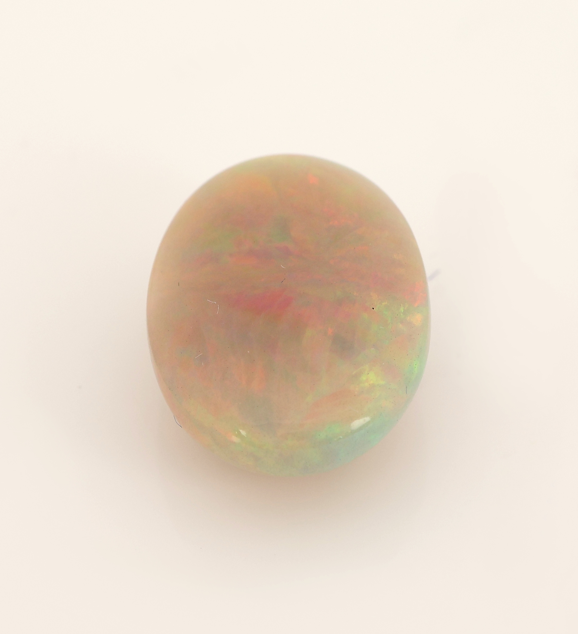 Detail a: Loser weißer Opal, ca. 10.97 ct, ovaler Cabochon, Farbspiel in Blau, Rot und Grün, ca.18.81 x 14.05 x 8.18 mm, Herkunft Äthiopien