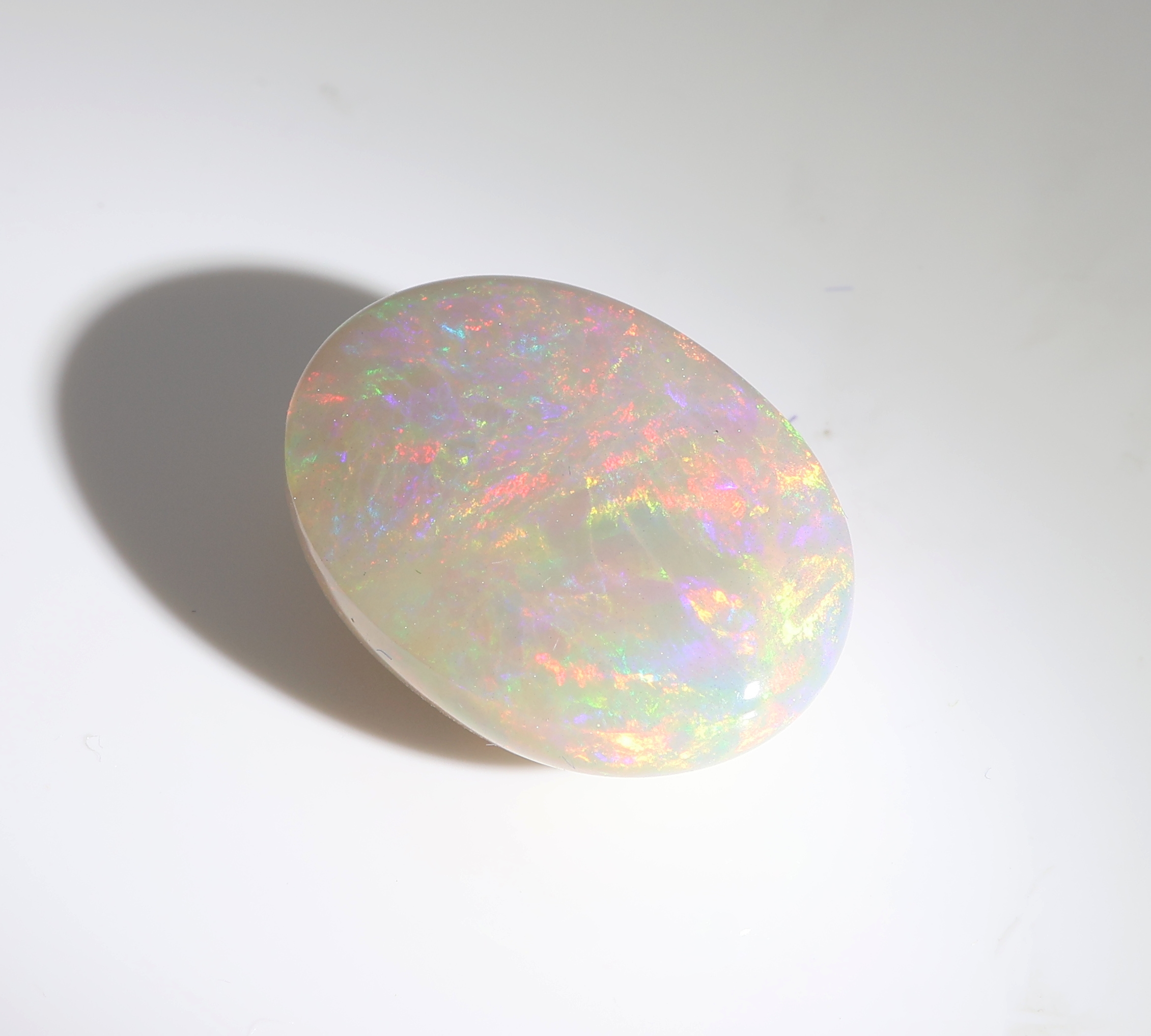 Detail c: Loser weißer Opal, ca. 10.97 ct, ovaler Cabochon, Farbspiel in Blau, Rot und Grün, ca.18.81 x 14.05 x 8.18 mm, Herkunft Äthiopien