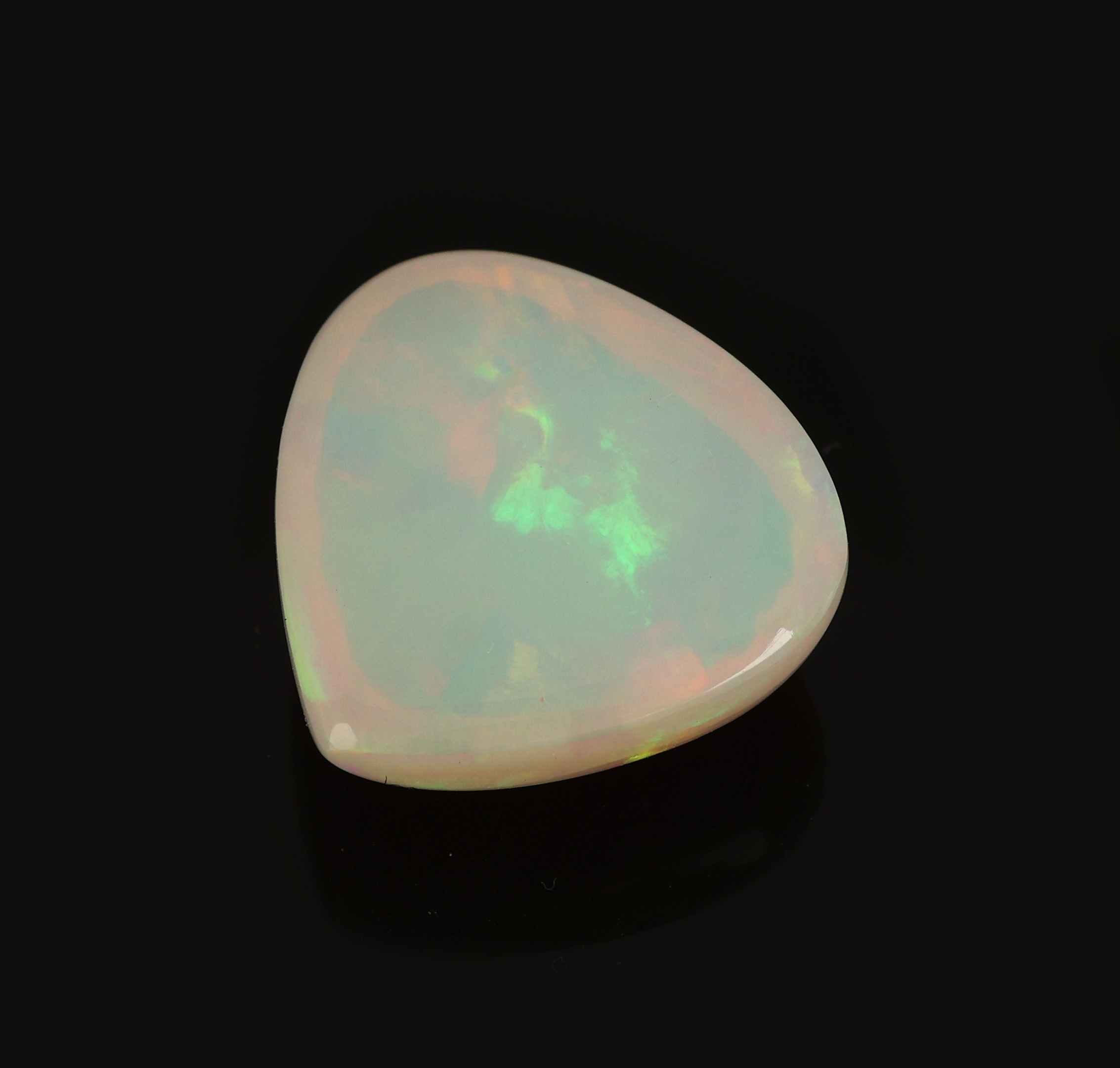 Detail a: Loser weißer Opal, ca. 9.19 ct, triangelf. Cabochon, Farbspiel in Grün und Blau, ca. 16.35 x 16.97 x 7.45 mm, Herkunft Äthiopien