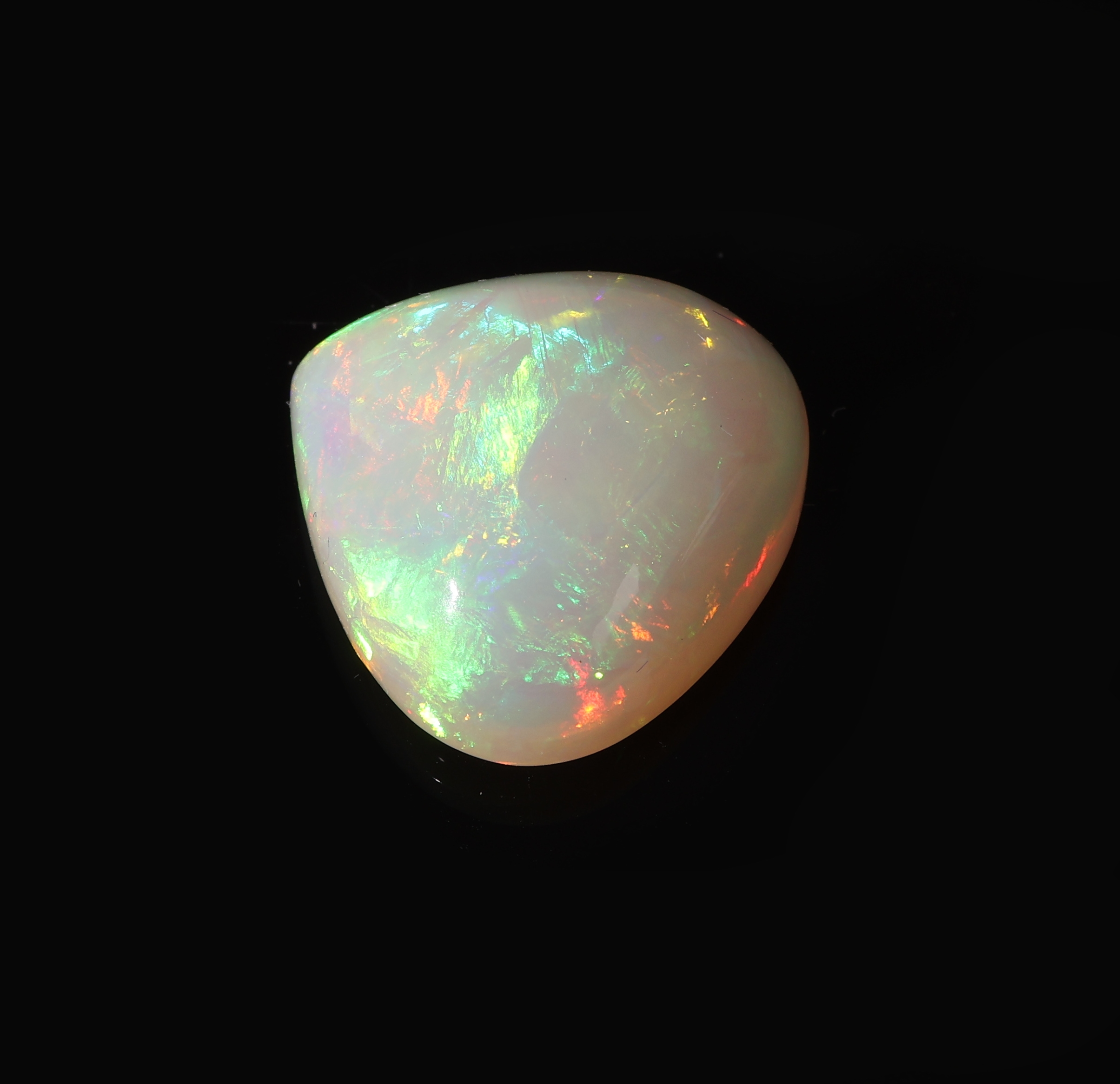 Detail b: Loser weißer Opal, ca. 9.19 ct, triangelf. Cabochon, Farbspiel in Grün und Blau, ca. 16.35 x 16.97 x 7.45 mm, Herkunft Äthiopien