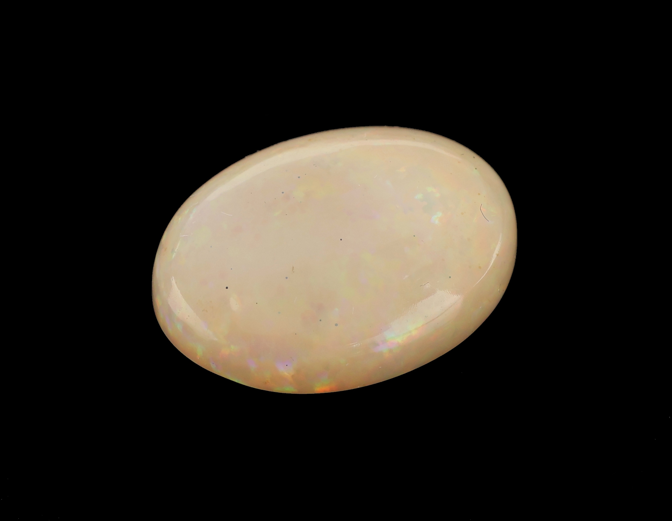 Detail a: Loser weißer Opal, ca. 9.52 ct, ovaler Cabochon, Farbspiel in Grün, Gelb und Blau, ca. 17.31 x 12.99 x 7.33 mm, Herkunft Äthiopien