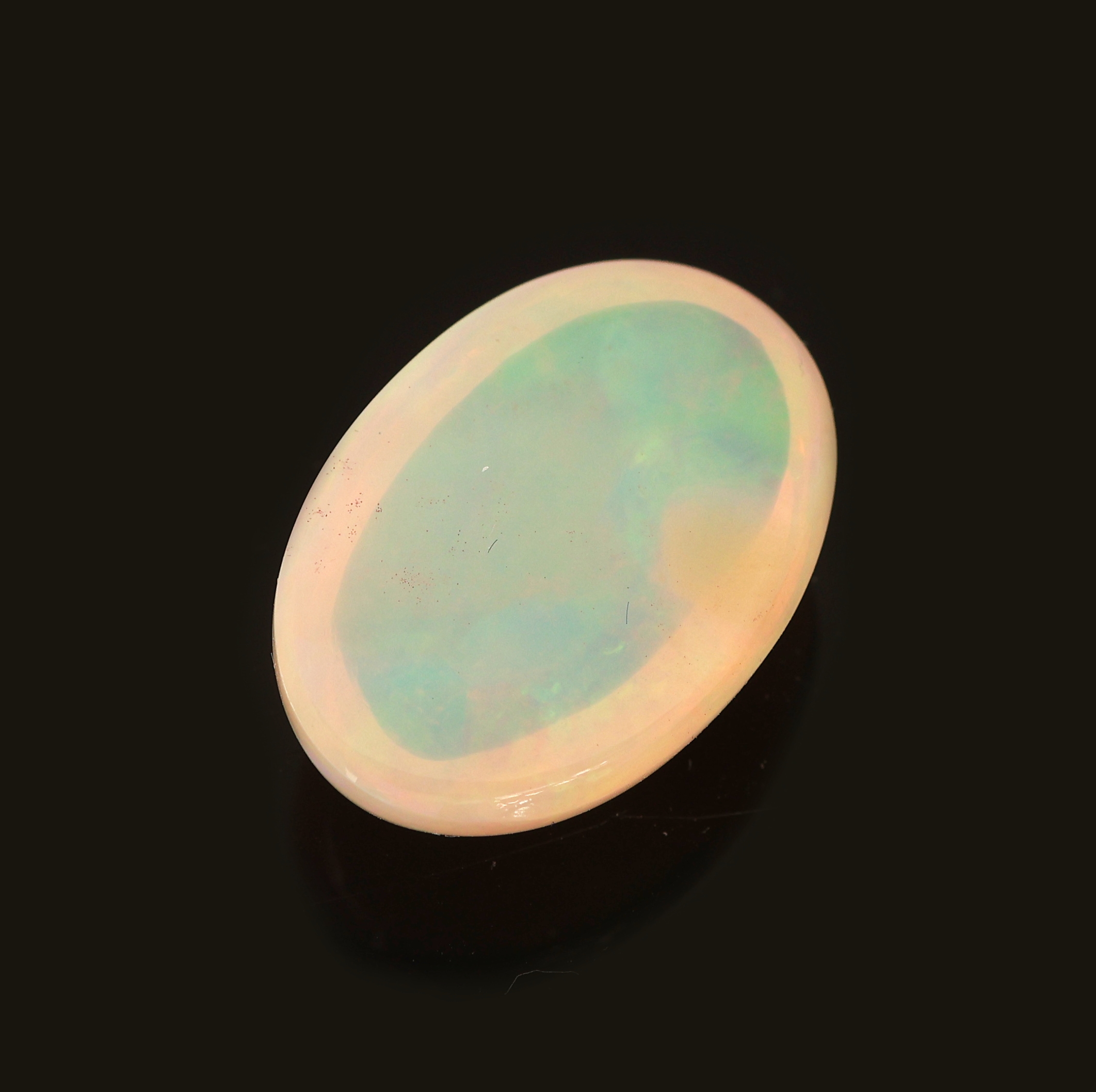 Detail a: Loser weißer Opal, ca. 7.74 ct, ovaler Cabochon, Farbspiel in Blau, Grün und Rot, ca.18.77 x 12.74 x 6.77 mm, Herkunft Äthiopien