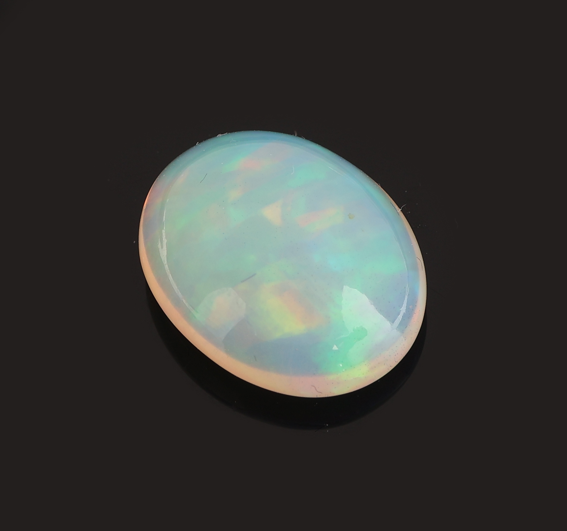 Detail a: Loser weißer Opal, ca. 7.84 ct, ovaler Cabochon, Farbspiel in Grün, Blau und Rot, ca.16.90 x 13.53 x 6.99 mm, Herkunft Äthiopien