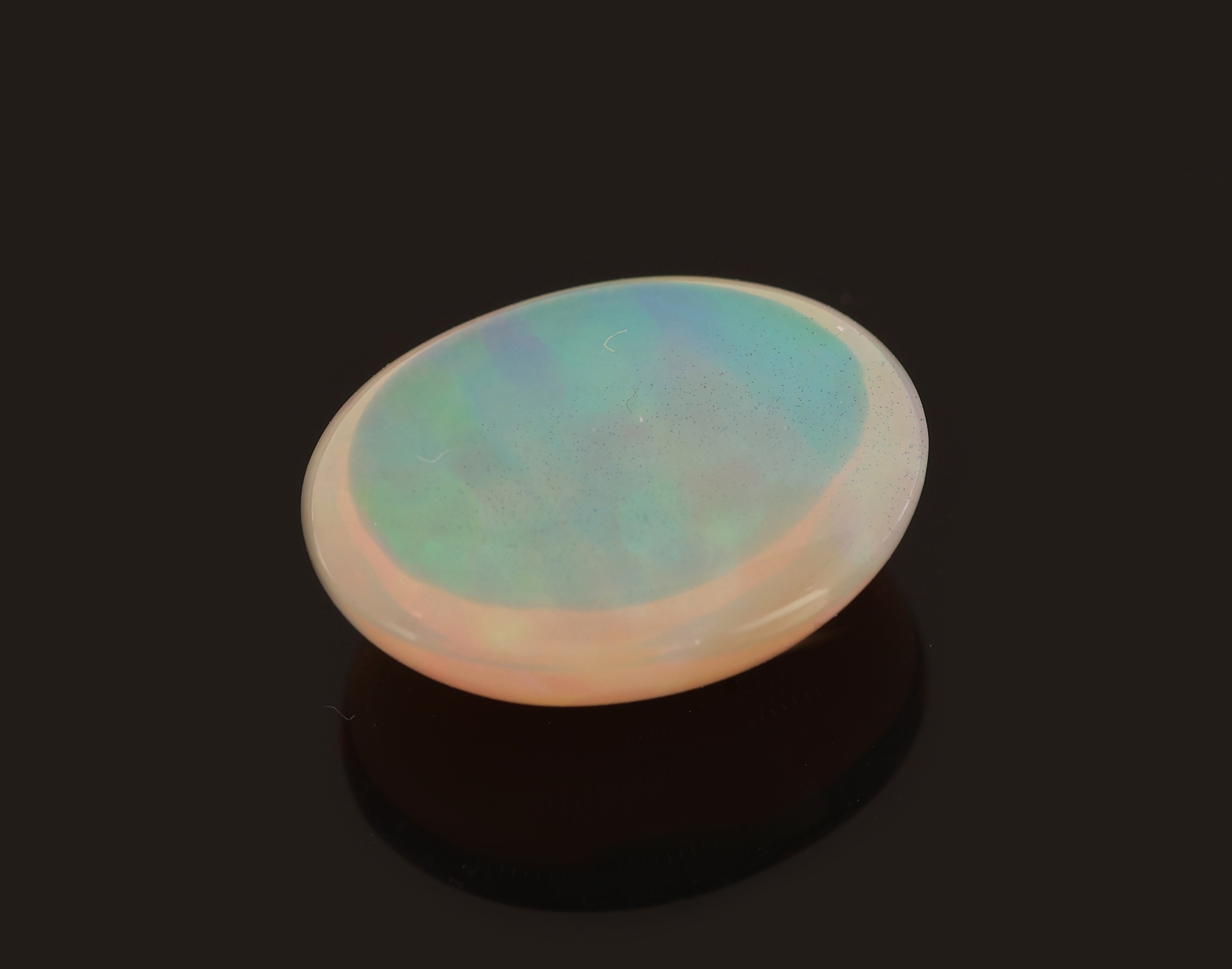 Detail b: Loser weißer Opal, ca. 7.84 ct, ovaler Cabochon, Farbspiel in Grün, Blau und Rot, ca.16.90 x 13.53 x 6.99 mm, Herkunft Äthiopien