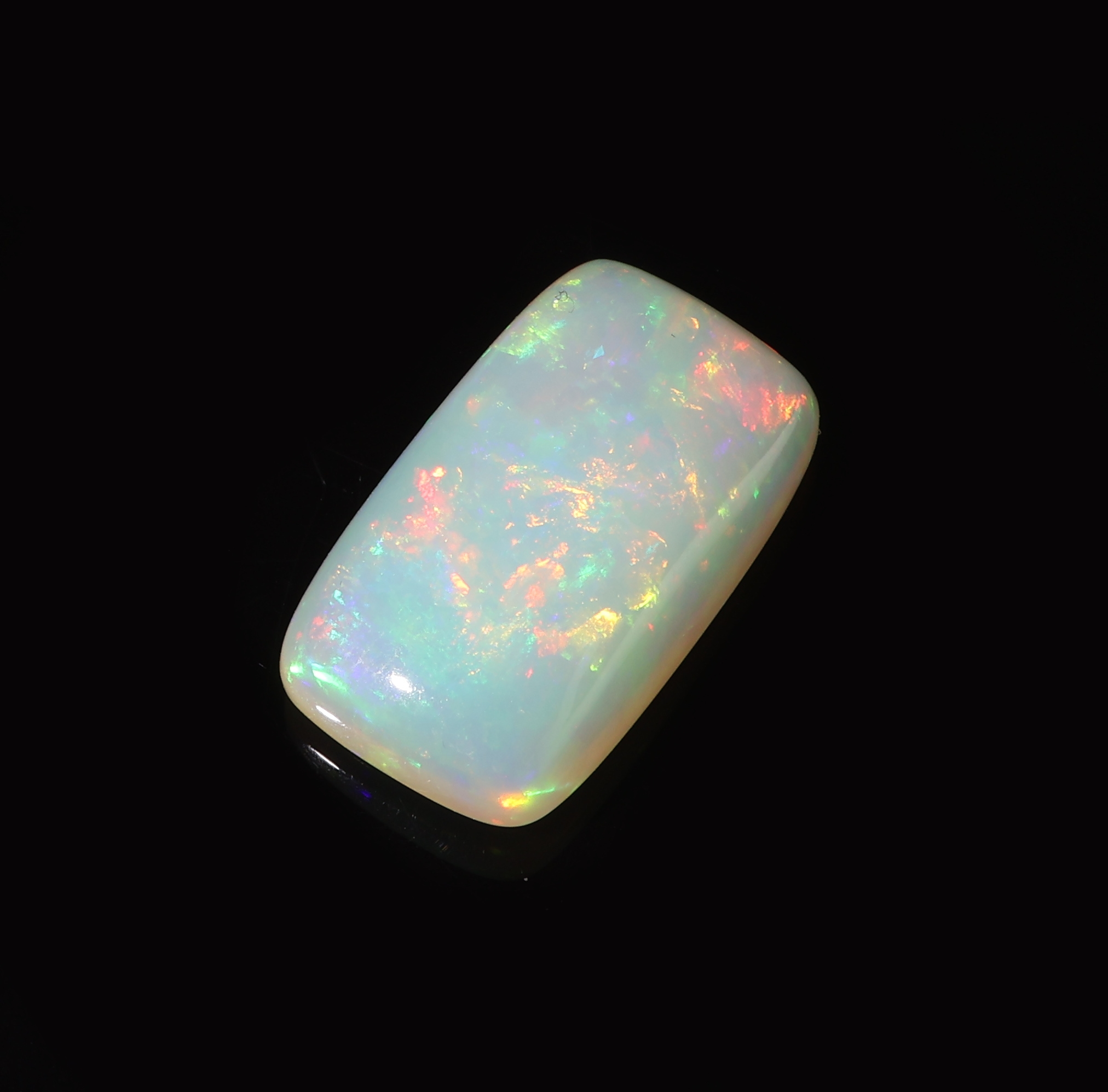 Detail b: Loser weißer Opal, ca. 5.80 ct, kissenf. Cabochon, Farbspiel in Blau, Rot und Grün, ca.17.10 x 9.98 x 5.40 mm, Herkunft: Äthiopien