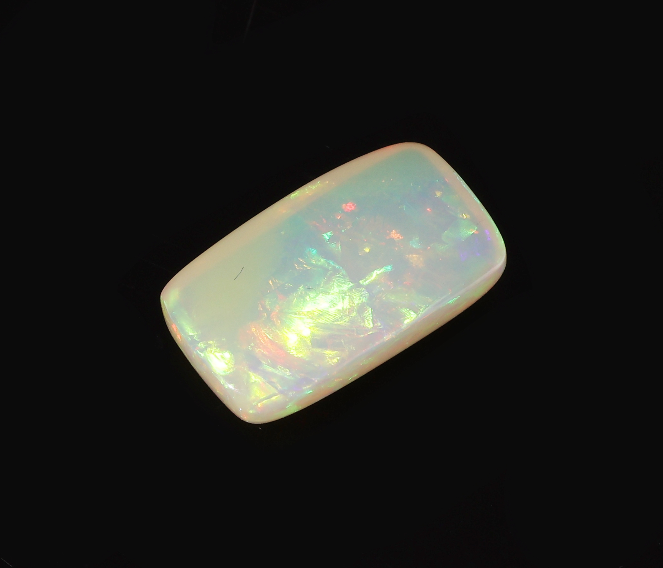 Detail c: Loser weißer Opal, ca. 5.80 ct, kissenf. Cabochon, Farbspiel in Blau, Rot und Grün, ca.17.10 x 9.98 x 5.40 mm, Herkunft: Äthiopien