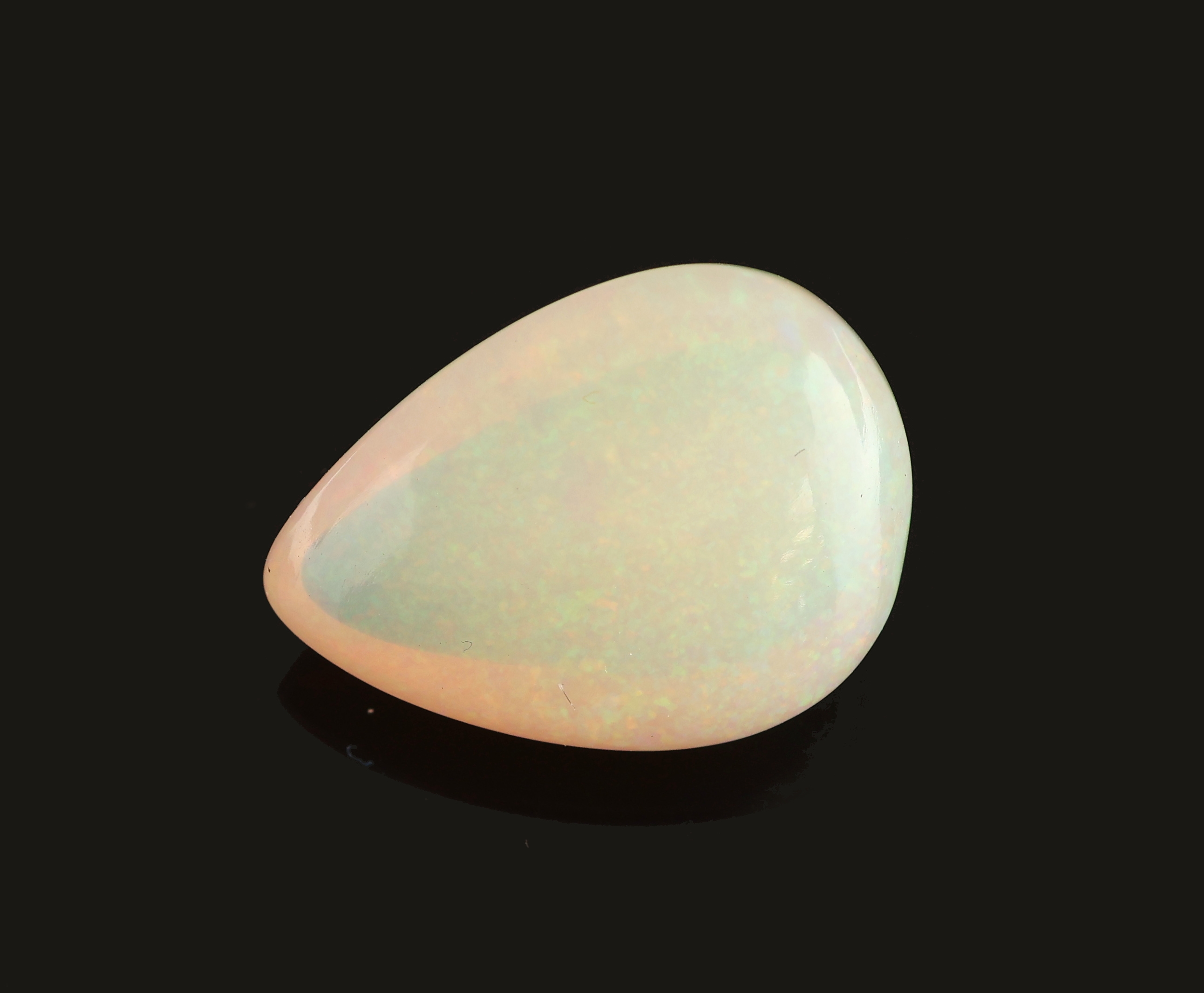 Detail a: Loser weißer Opal, ca. 13.05 ct, tropfenf. Cabochon, Farbspiel in Grün, Blau und Rot, ca.19.72 x 14.64 x 10.19 mm, Herkunft Äthiopien