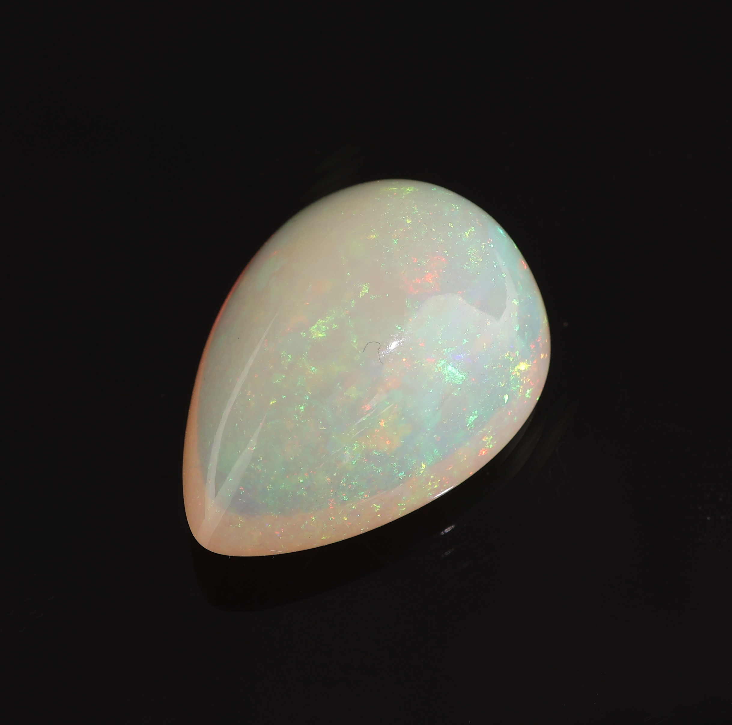 Detail b: Loser weißer Opal, ca. 13.05 ct, tropfenf. Cabochon, Farbspiel in Grün, Blau und Rot, ca.19.72 x 14.64 x 10.19 mm, Herkunft Äthiopien