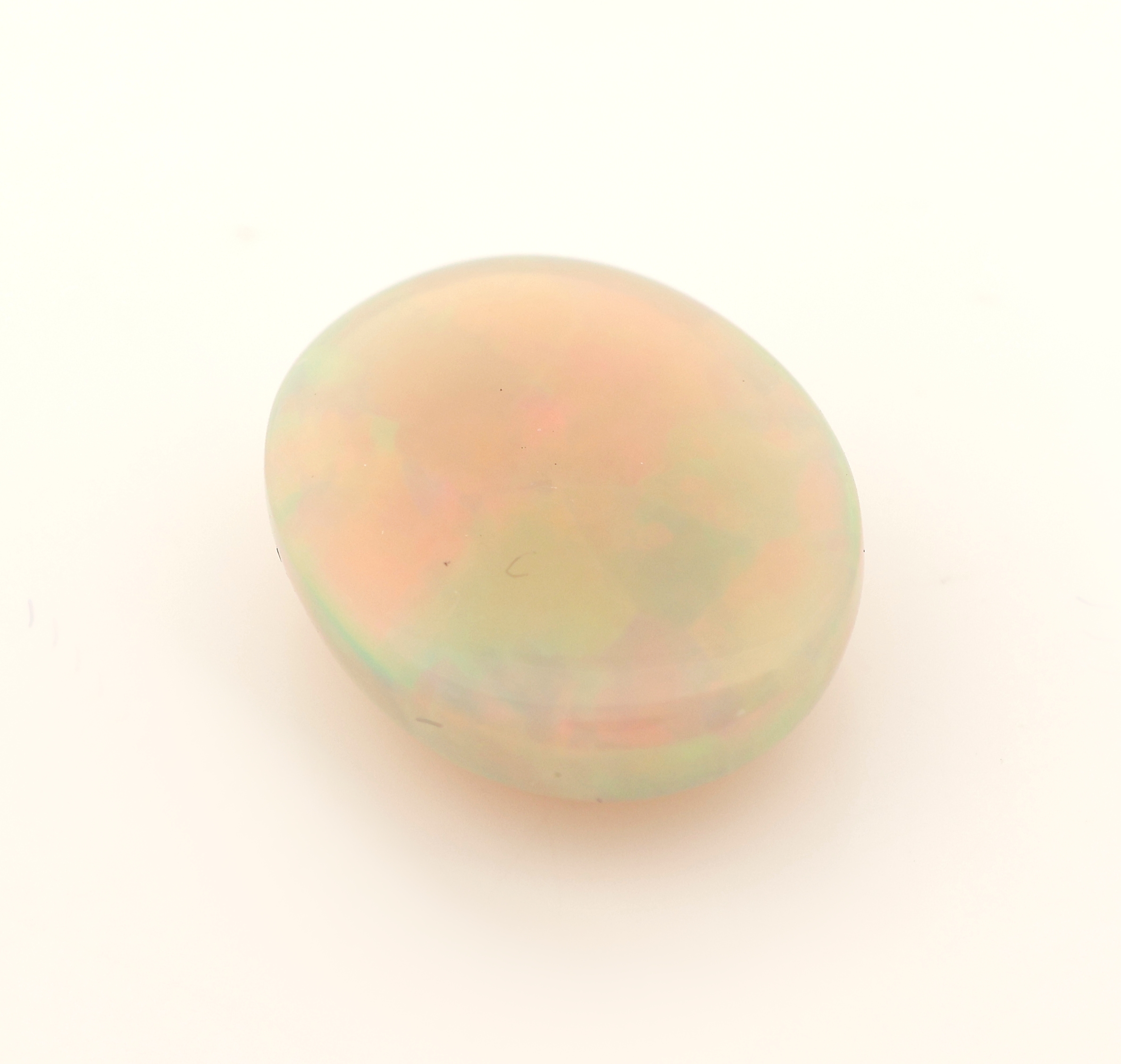 Detail a: Loser weißer Opal, ca. 7.47 ct, ovaler Cabochon, Farbspiel in Rot, Blau, Grün und Gelb, ca. 17.34 x 13.94 x 5.96 mm, Herkunft Äthiopien
