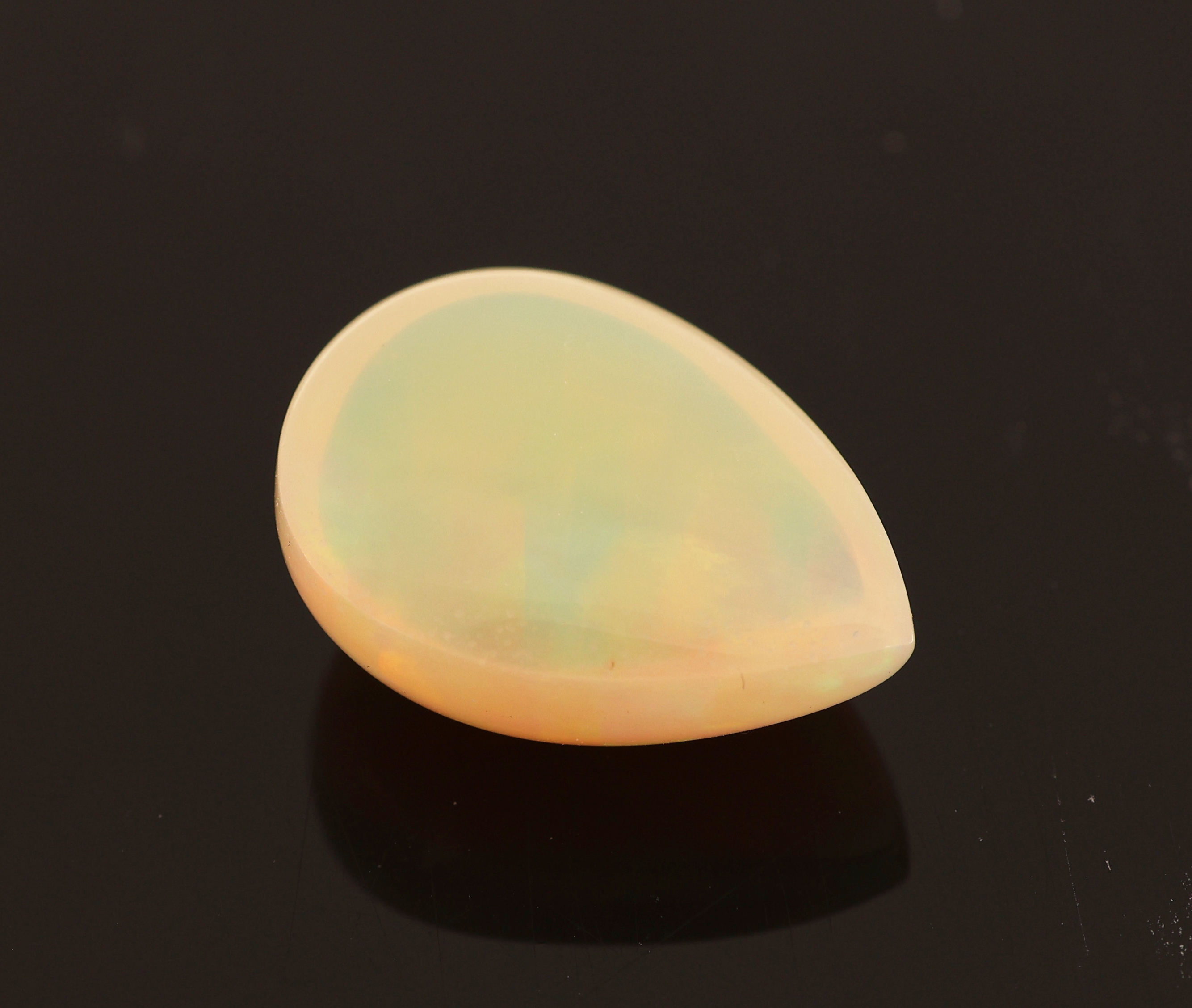 Detail a: Loser weißer Opal, ca. 5.25 ct, tropfenf. Cabochon, Farbspiel in Grün, Blau und Rot, ca.16.07 x 11.97 x 6.88 mm, Herkunft Äthiopien