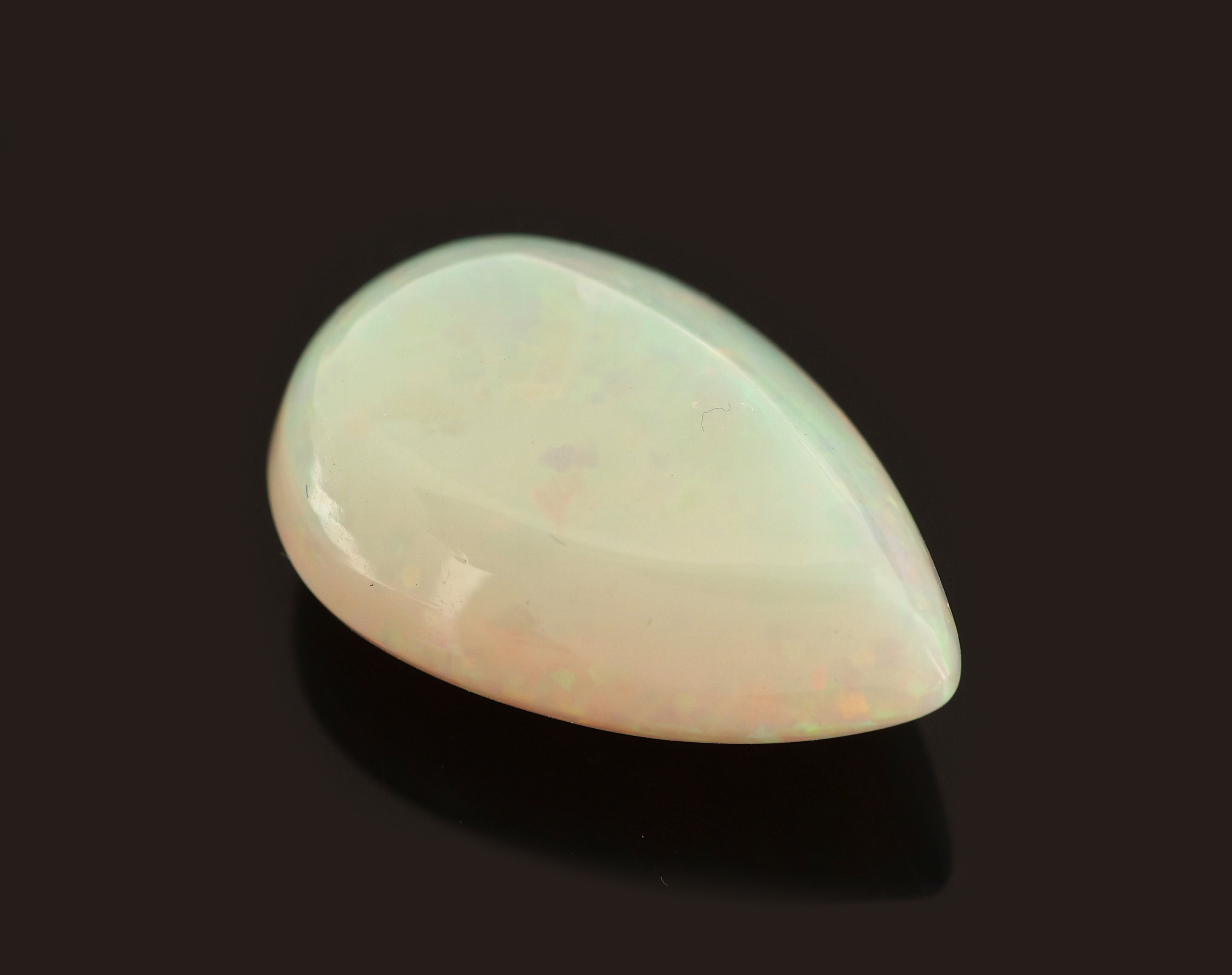 Detail a: Loser weißer Opal, ca. 5.87 ct, tropfenf. Cabochon, Farbspiel in Grün, Blau und Rot, ca.18.04 x 12.26 x 6.60 mm, Herkunft Äthiopien