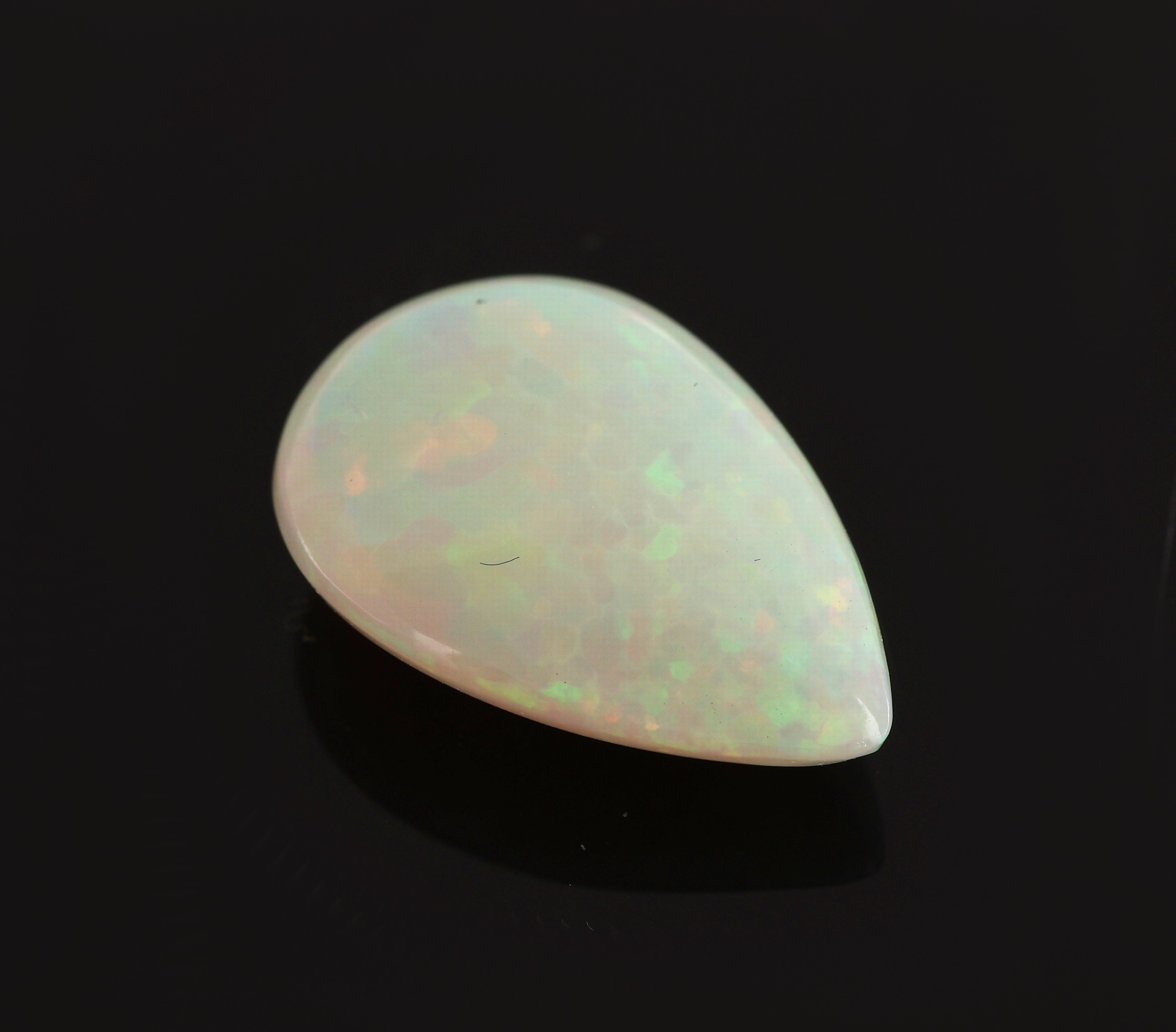 Detail b: Loser weißer Opal, ca. 5.87 ct, tropfenf. Cabochon, Farbspiel in Grün, Blau und Rot, ca.18.04 x 12.26 x 6.60 mm, Herkunft Äthiopien
