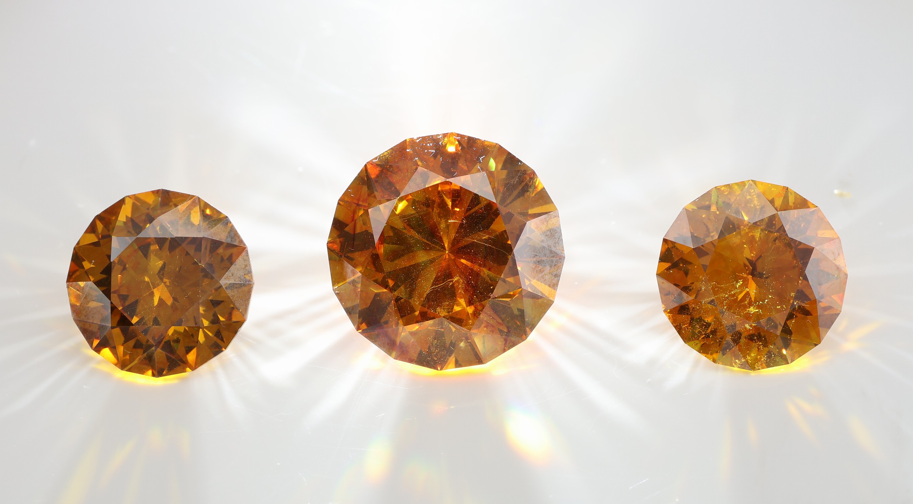 Detail b: Lot 3 lose Sphalerite, zus. ca. 38.35 ct, rundfacett., 1 x 20.37 ct, 1 x 8.67 ct und 1 x9.31 ct