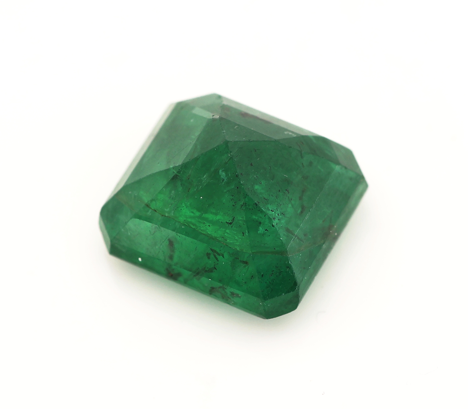 Detail b: Loser Smaragd, ca. 4.61 ct, Emerald Cut, ca. 10.02 x 9.11 x 6.54 mm