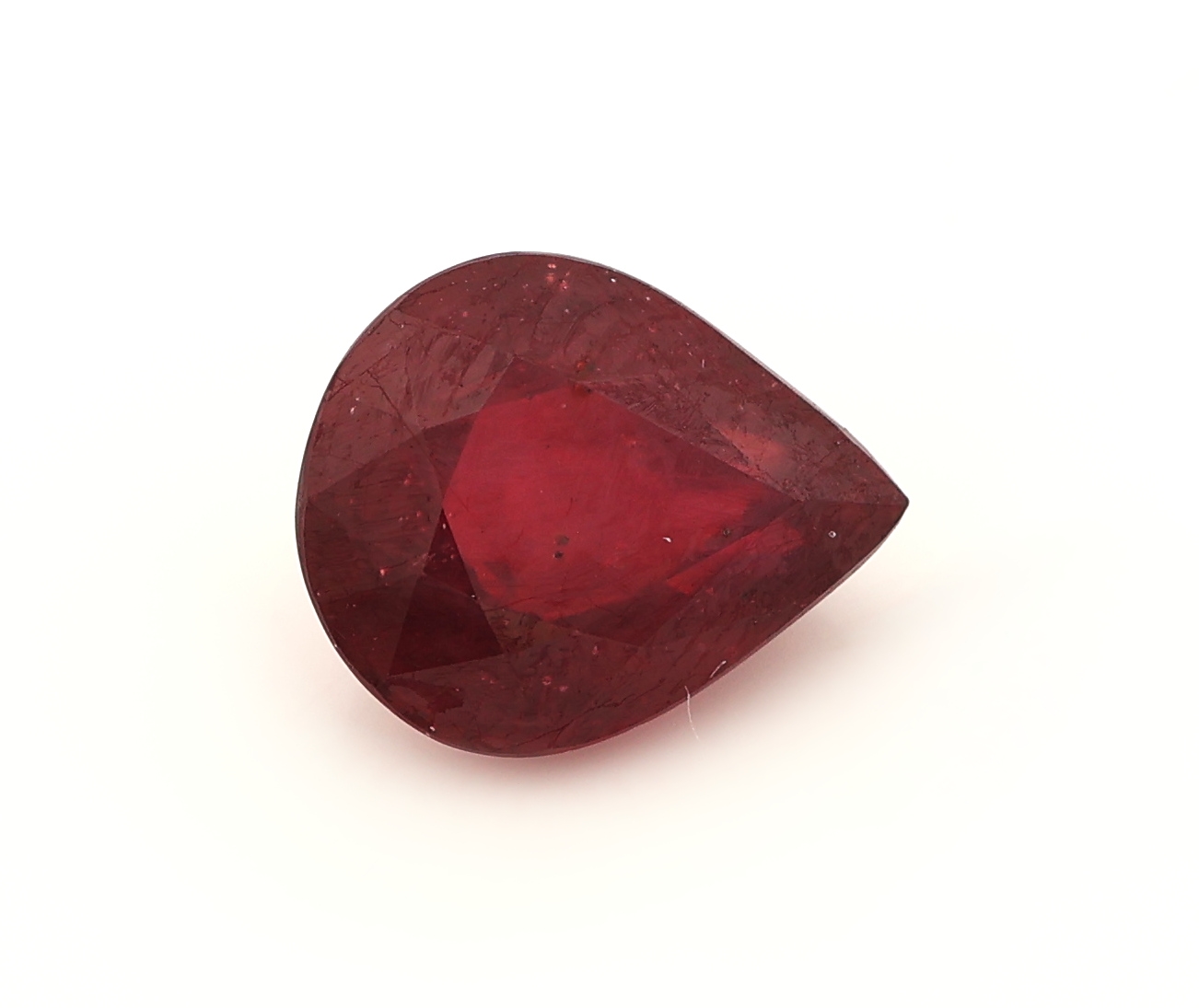 Detail a: Loser Rubin, 2.47 ct, facett. Tropfen, ca. 8.73 x 7.14 x 4.83 mm, wohl beh.