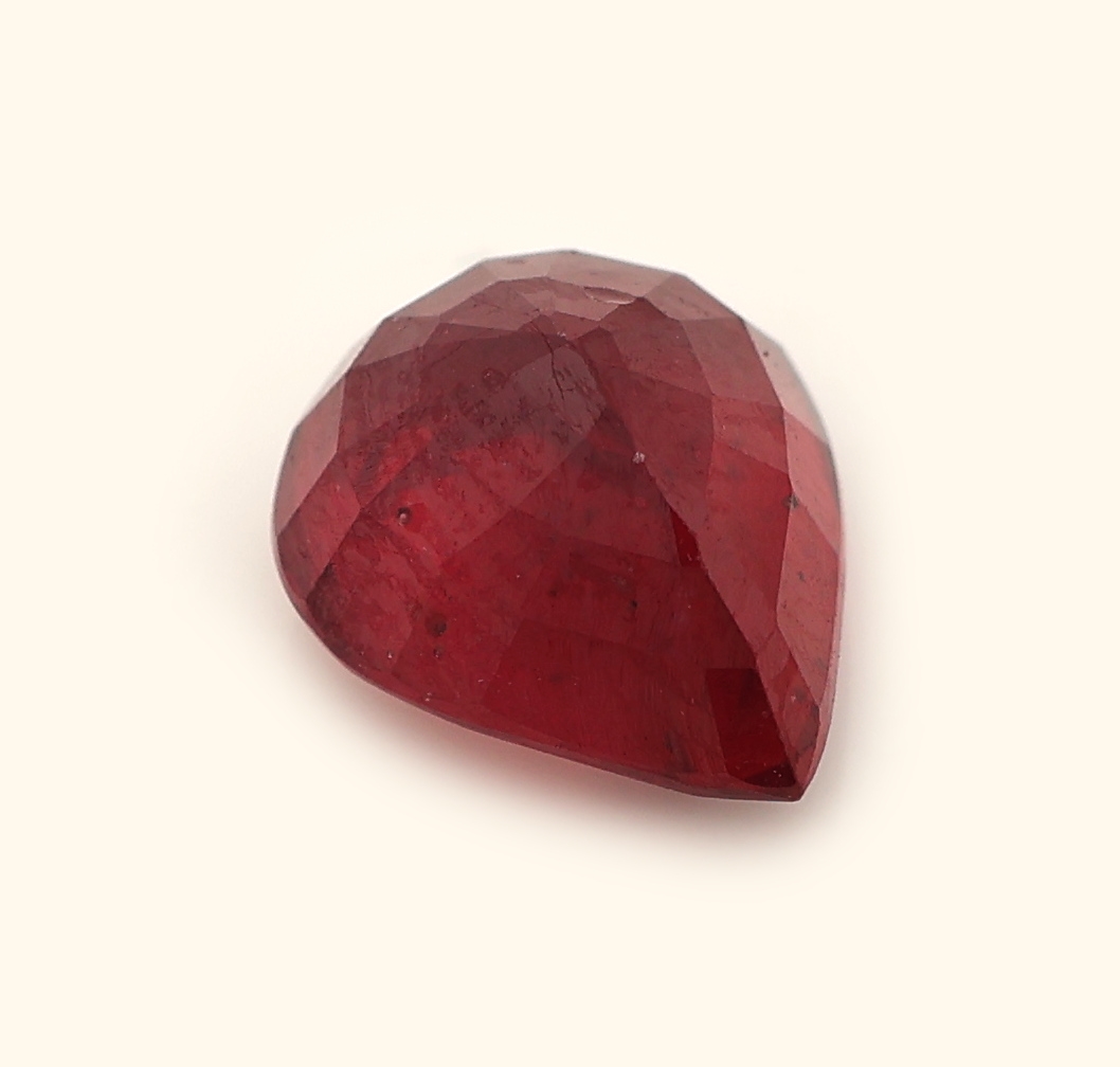 Detail b: Loser Rubin, 2.47 ct, facett. Tropfen, ca. 8.73 x 7.14 x 4.83 mm, wohl beh.