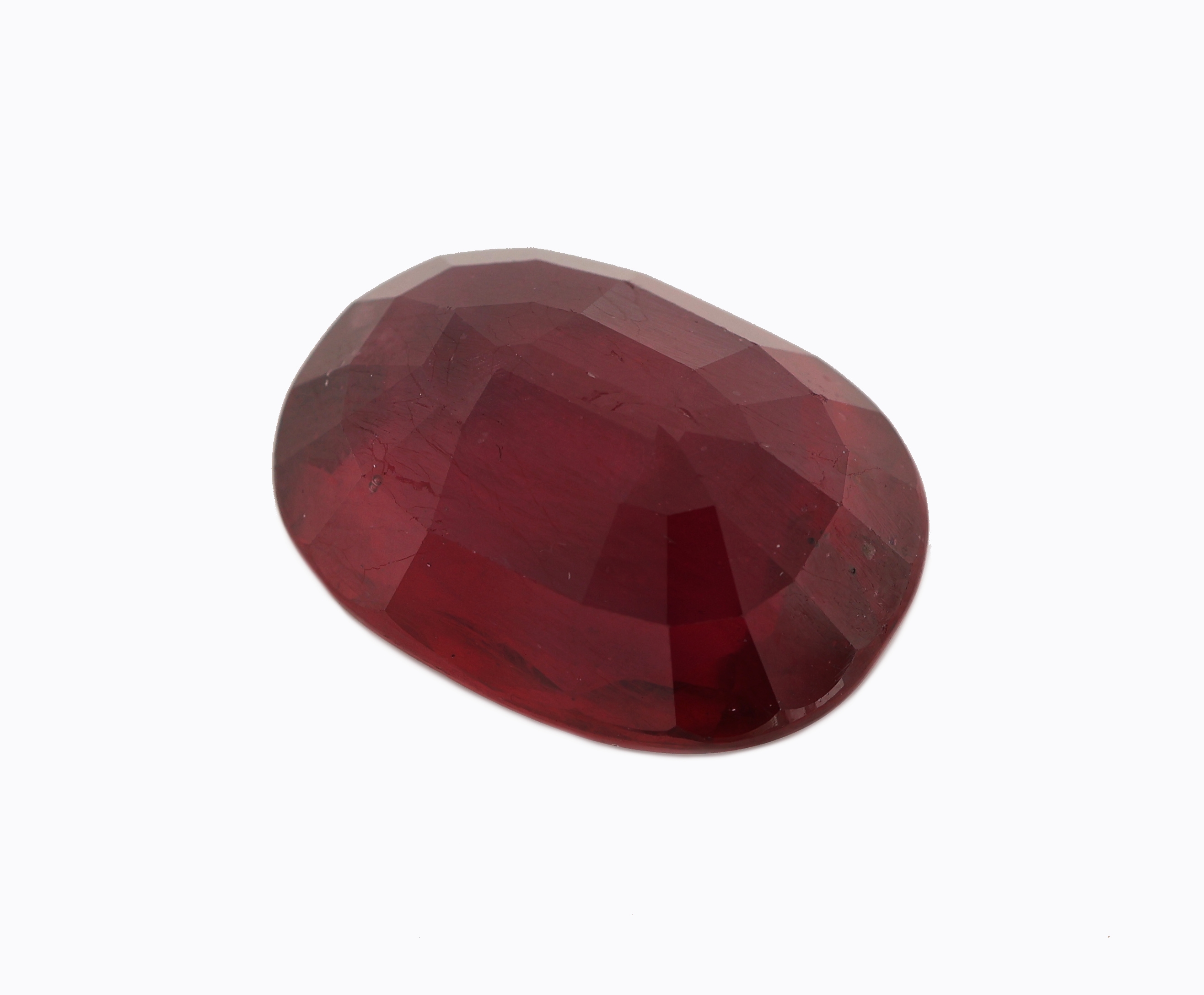 Detail b: Loser Rubine, ca. 14.78 ct, ovalfacett., ca. 17.12 x 12.61 x 6.98 mm, Purplish Red, Anzeichen für Reinheitsbehandlung, Bleiglasfüllung, ...