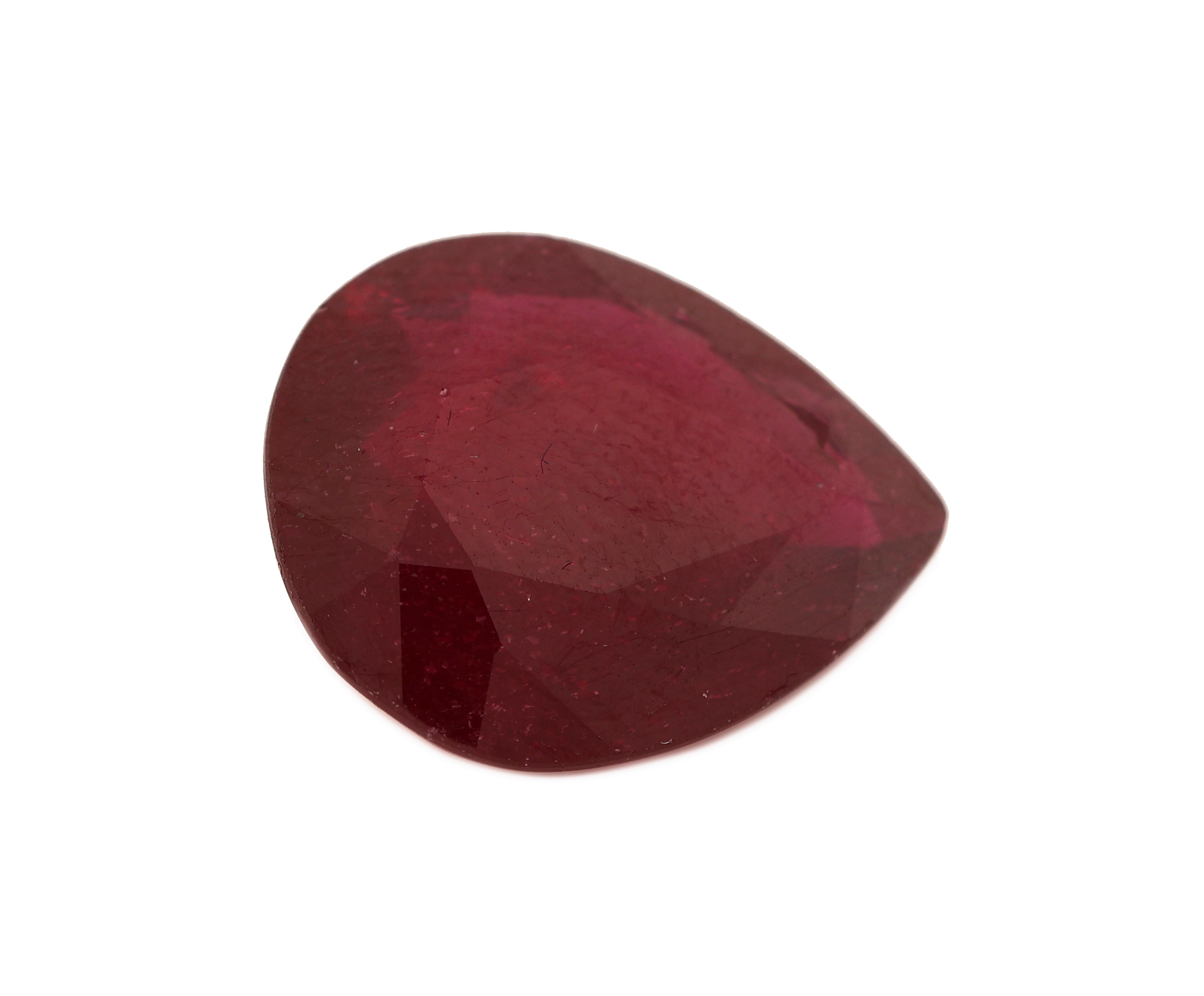 Detail a: Loser Rubin, ca. 8.10 ct, facett. Tropfen, ca.14.79 x 12.36 x 5.49 mm, Purplish Red, Reinheitsbehandlung, Bleiglasfüllung, AGL- Expertise anbei