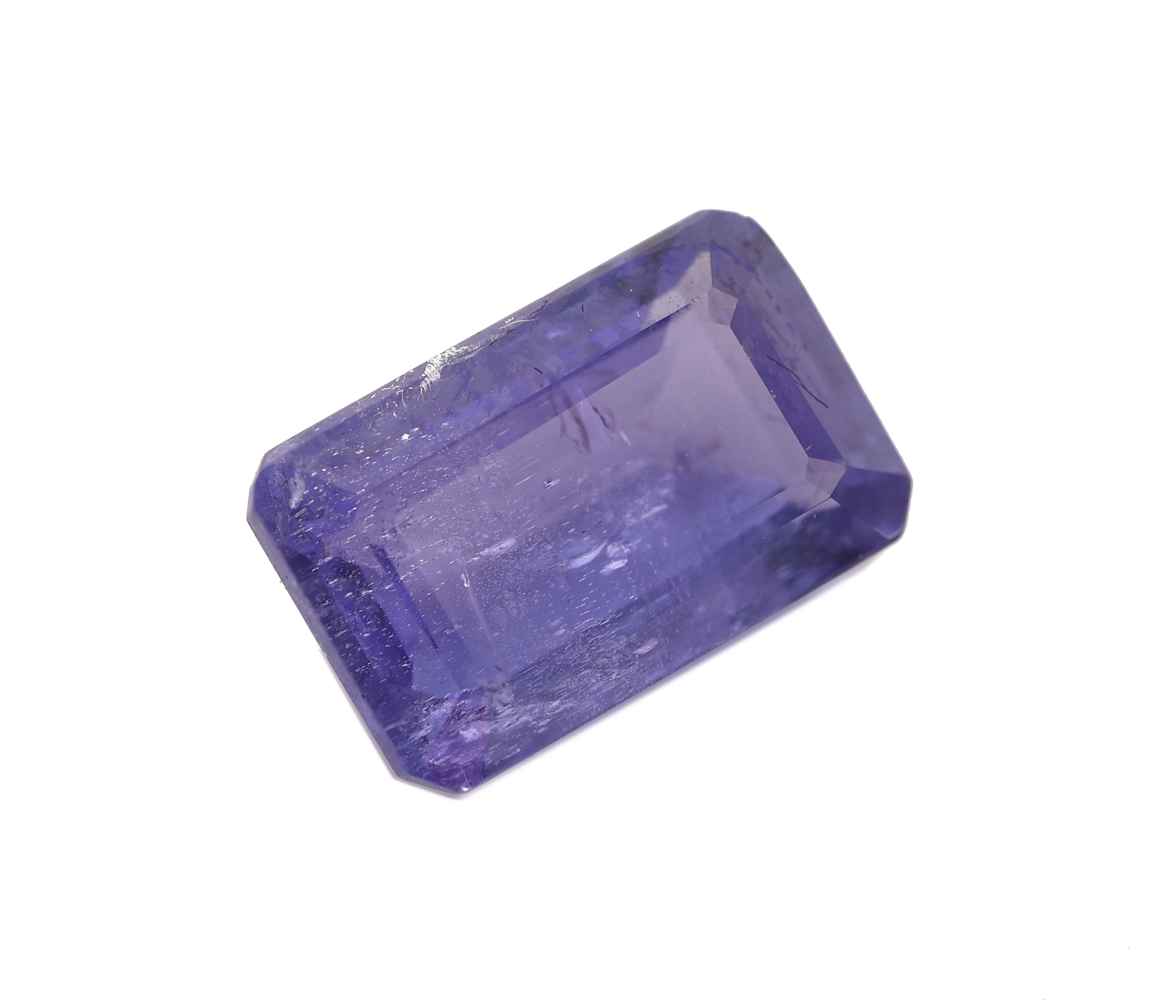 Detail a: Loser Tansanit, ca. 2.35 ct, Treppenschliff, ca. 9.31 x 5.95 x 4.04 mm